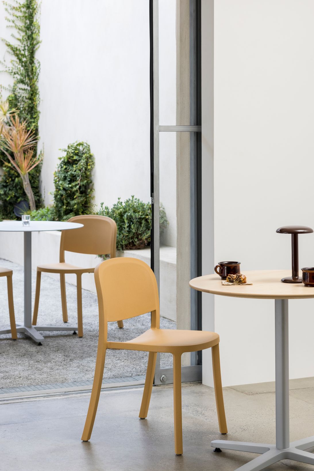 1 Inch Reclaimed Stuhl stapelbar Blau Emeco