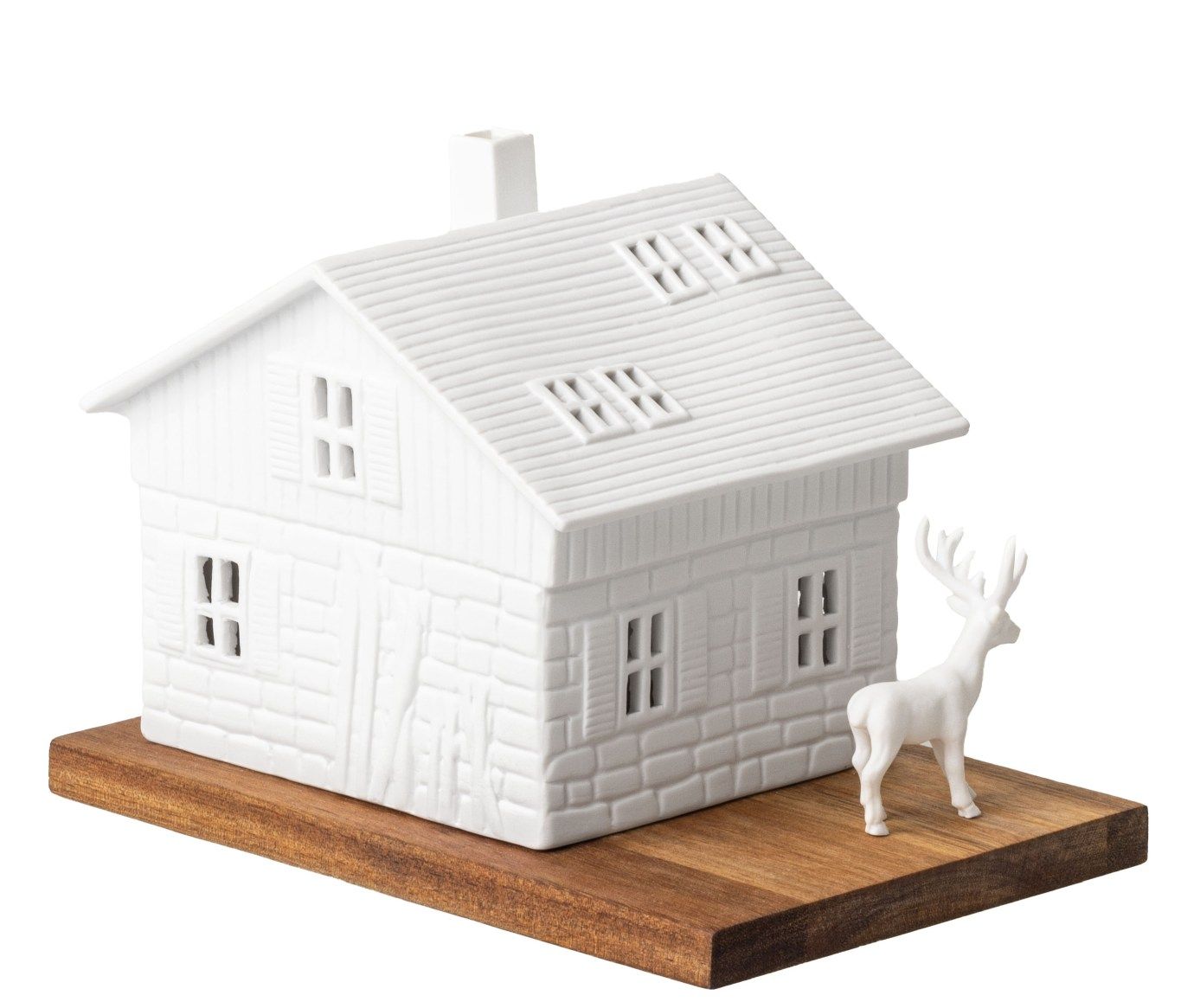 Lichthaus Skihütte von Räder: Weißes Keramikhaus mit Hirschfigur auf Holztablett für stimmungsvolle Beleuchtung.