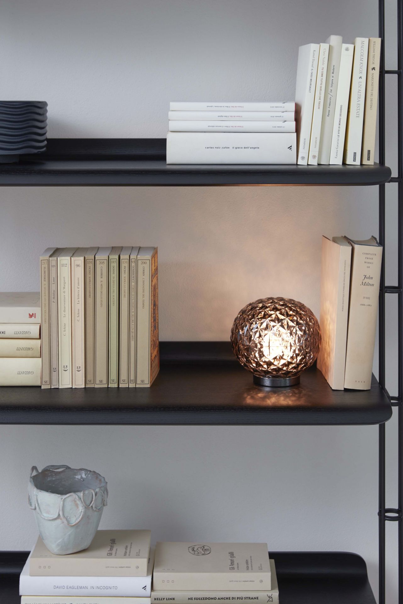 Schwarzes Adam Wood Regal mit Büchern und dekorativer Lampe. Elegantes Wandregal aus Esche.