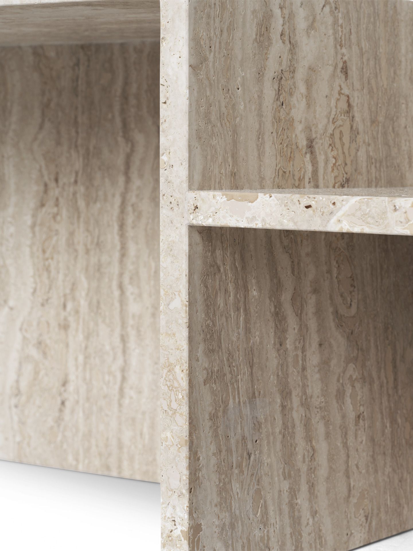 Detailaufnahme des Distinct Coffee Table aus Travertin von Ferm Living. Couchtisch aus Naturstein.