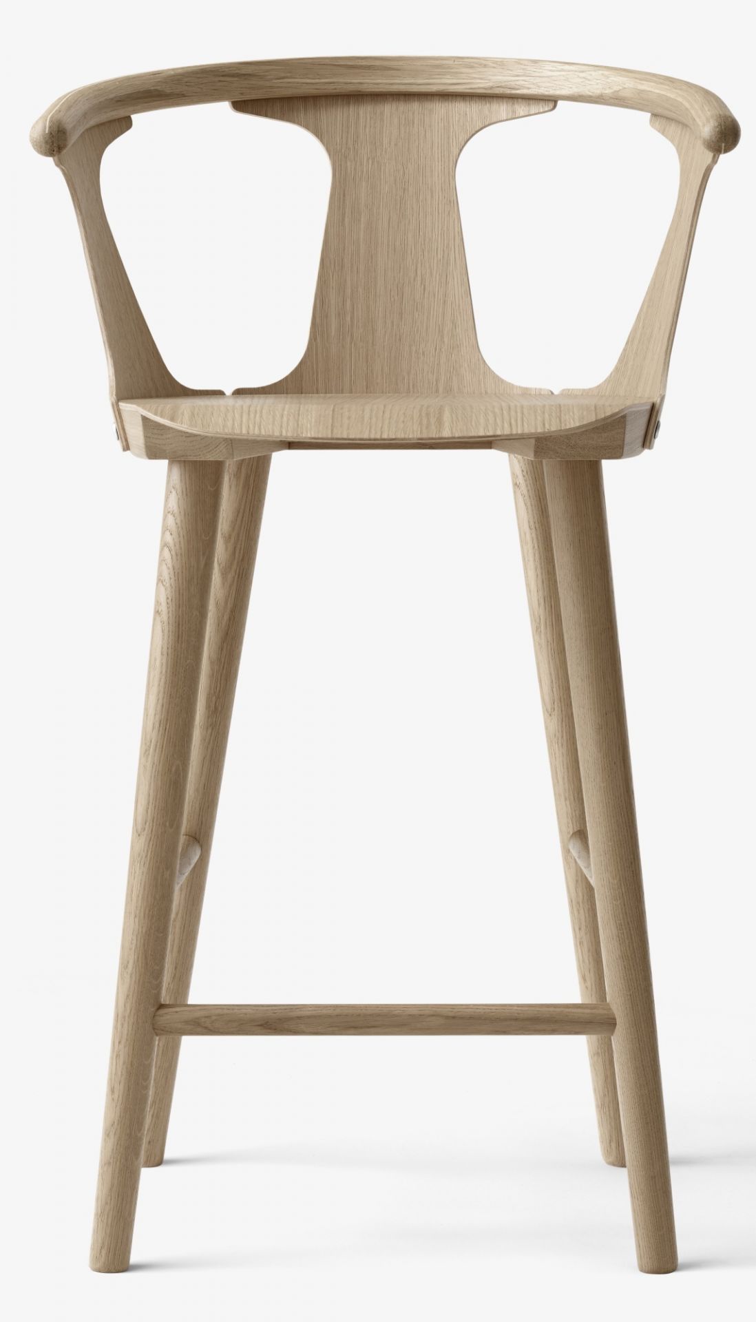 In Between Barhocker SK7 aus geölter Eiche von AndTradition, Ansicht von vorne.