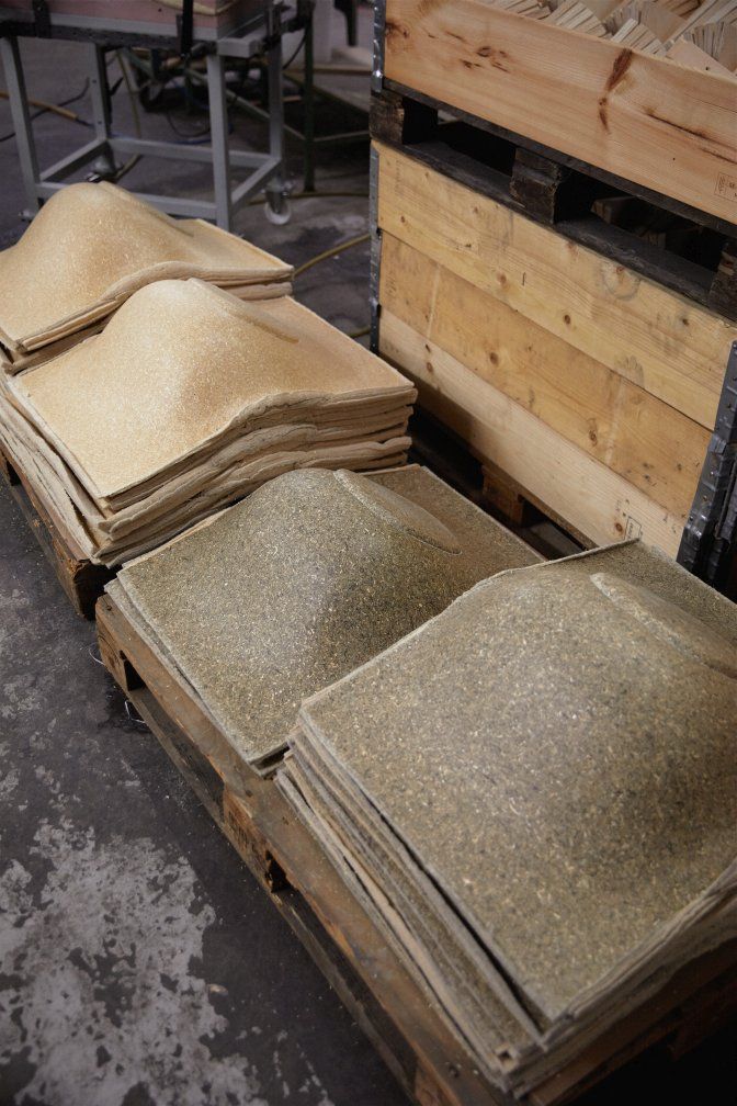 Stapel von Sitzschalen für Normann Copenhagen Mat Chair Steel Stühle auf Paletten.