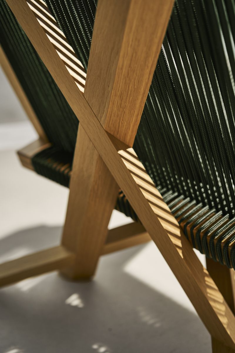 Detailaufnahme des ClassiCon Volkshaus Lounge Chairs: Holzrahmen und grüne Seilbespannung im modernen Design.