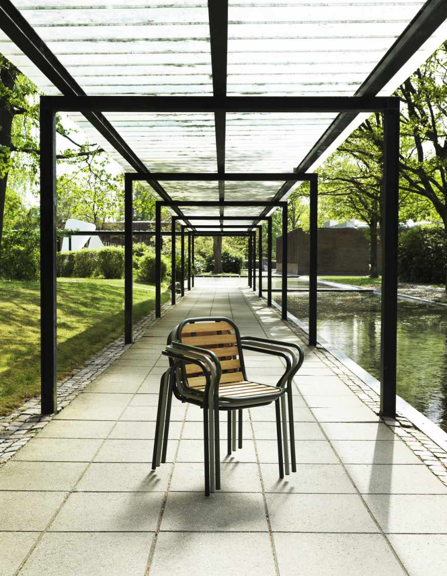 Vig Armchair Wood Armlehnstuhl von Normann Copenhagen für den Außenbereich, stapelbar und modern.
