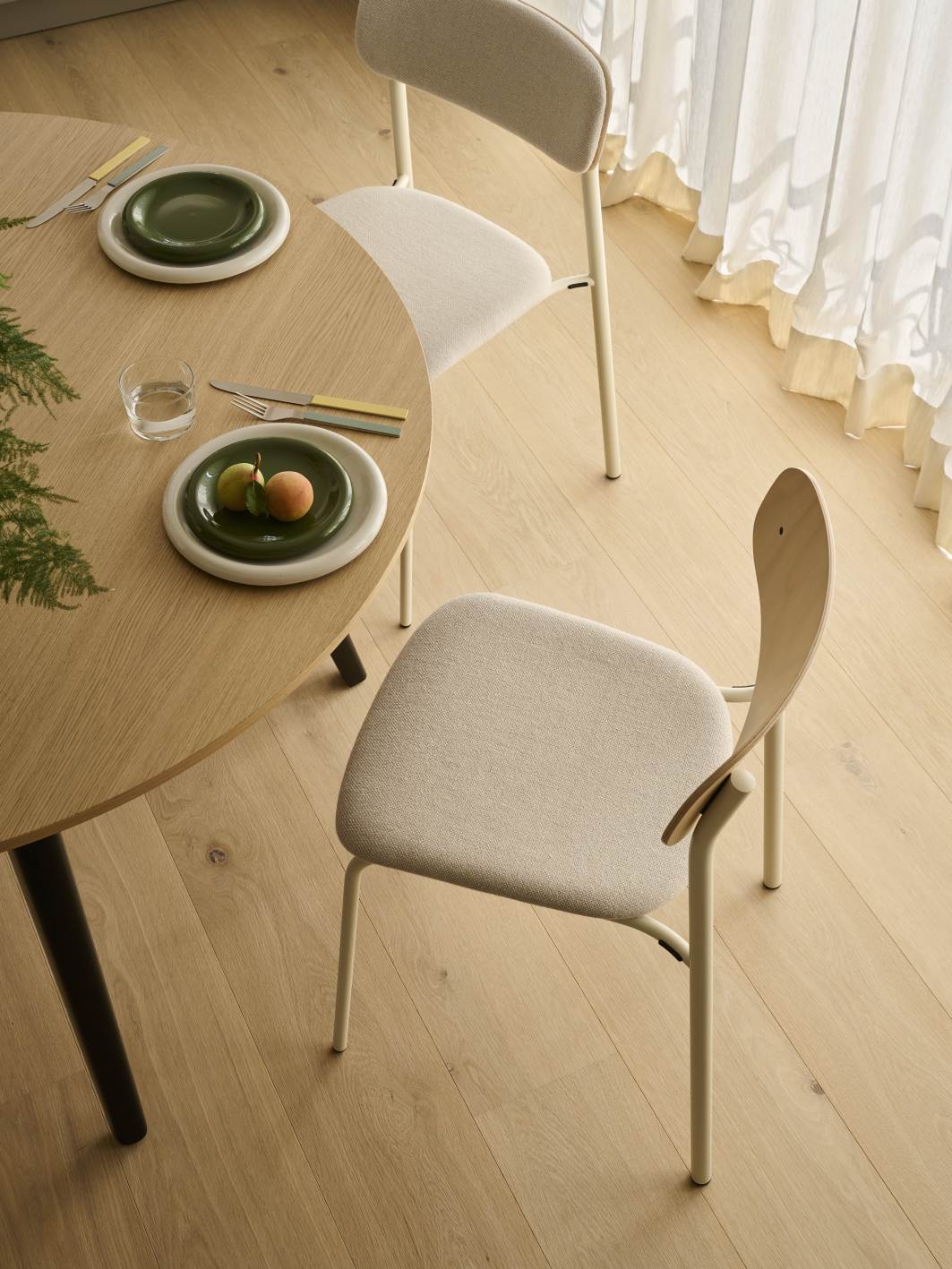 S 243 SPV Stahlrohrstuhl von Thonet mit gepolstertem Sitz in Beige am Esstisch.