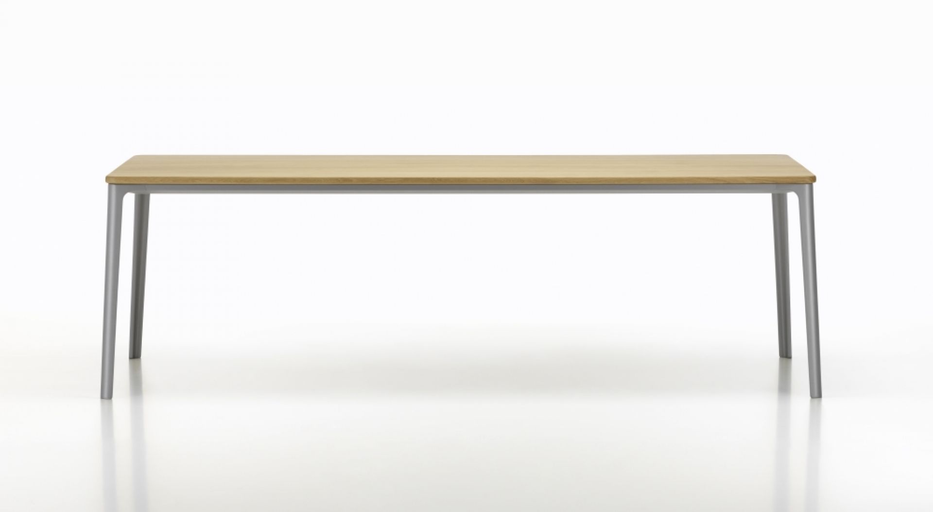 Vitra Plate Dining Table: Esstisch mit heller Holzplatte und silberfarbenem Metallgestell.
