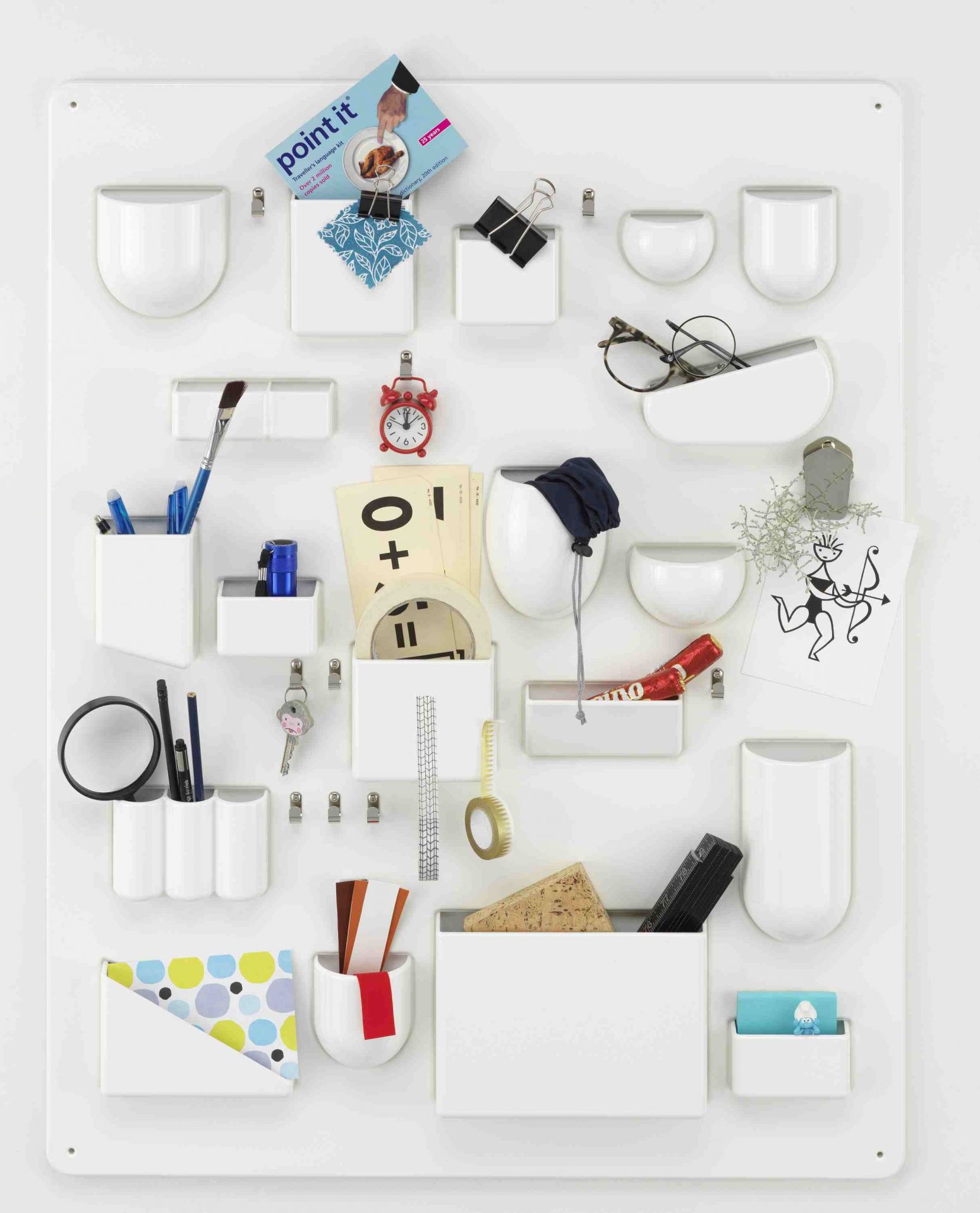 Uten.Silo Ordnungssystem von Vitra in Weiß, gefüllt mit Büroartikeln, Stiften, Brille und Dekoration für Wandmontage.