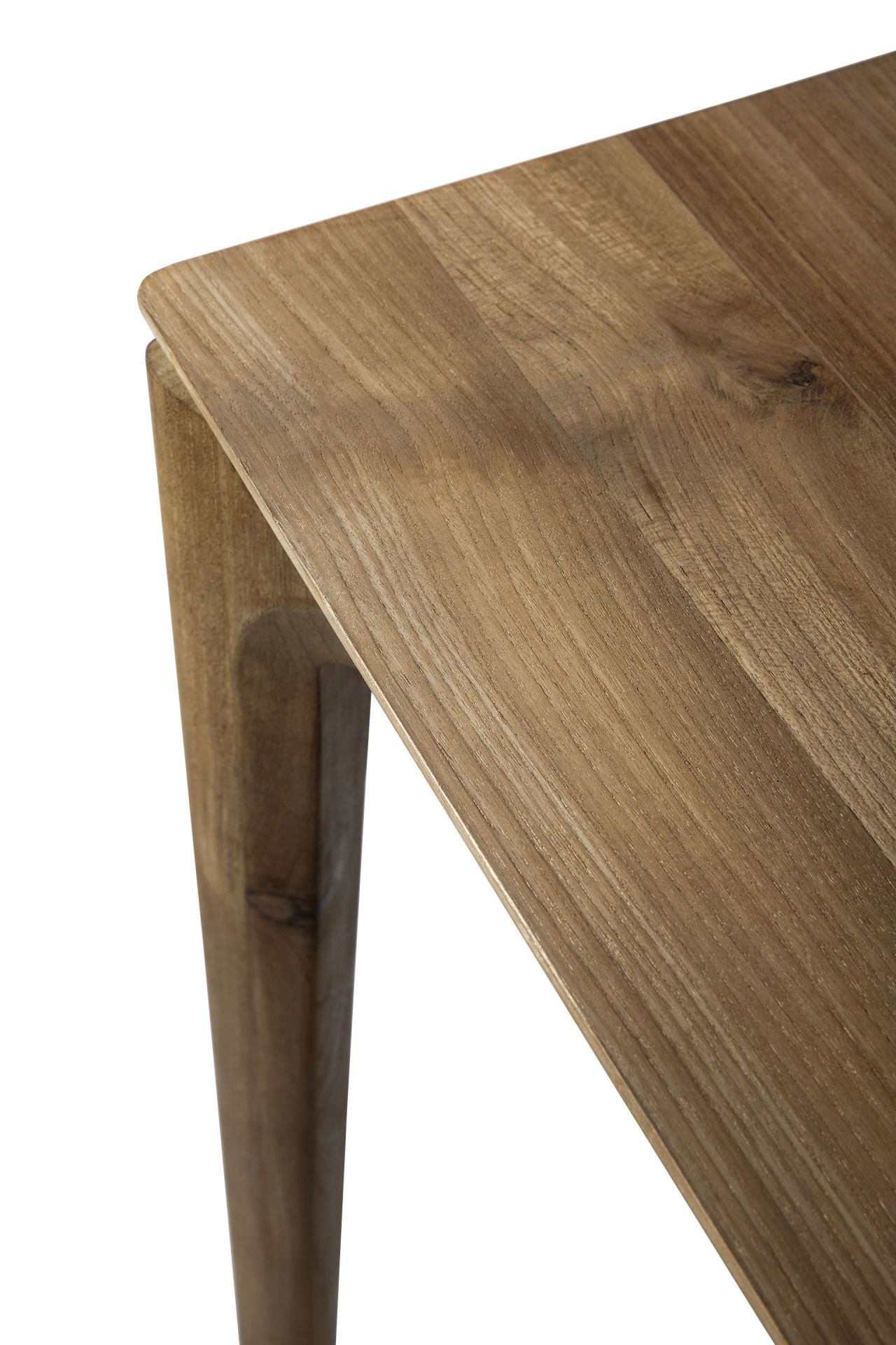 Detailansicht des Bok Teak Tisch von Ethnicraft: Massivholz Tischplatte und Tischbein.