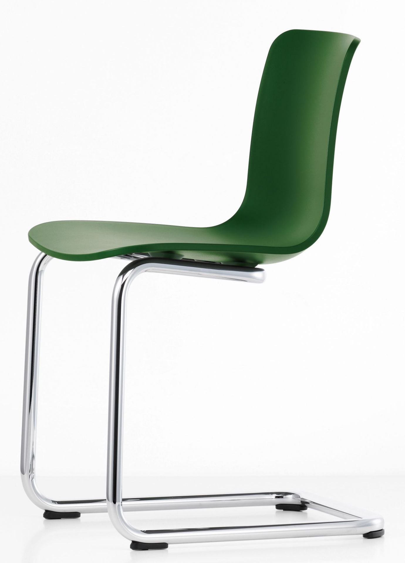 Grüner Hal Freischwinger von Vitra mit verchromtem Stahlrohrgestell, seitliche Ansicht. Bürostuhl und Designklassiker.