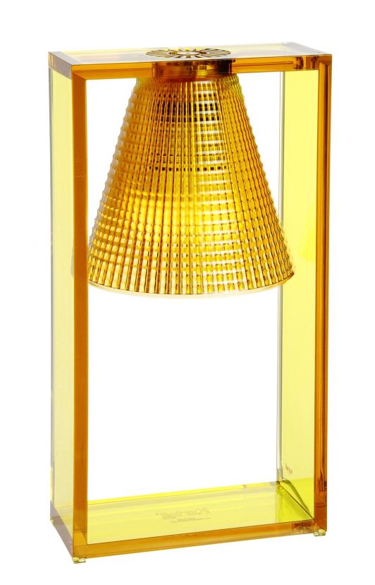 Light-Air Tischleuchte von Kartell in Bernstein: Moderne Tischlampe mit durchsichtigem, rechteckigem Rahmen.