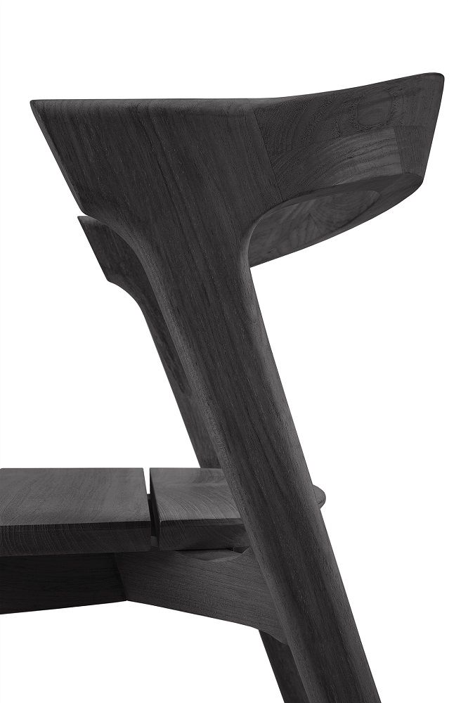 Detailansicht des Bok Stuhls von Ethnicraft: Schwarzer Teakholz Gartenstuhl für den Außenbereich.