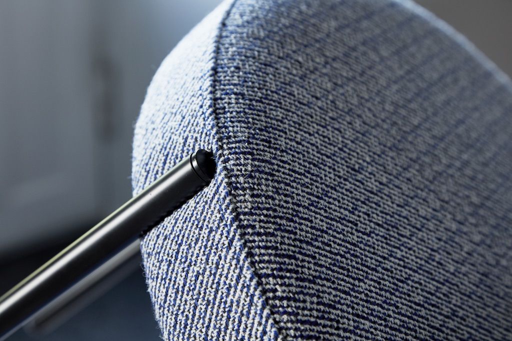 Detailaufnahme des Verpan Series 430 Stuhls mit blauem Stoffbezug und schwarzem Metallgestell.