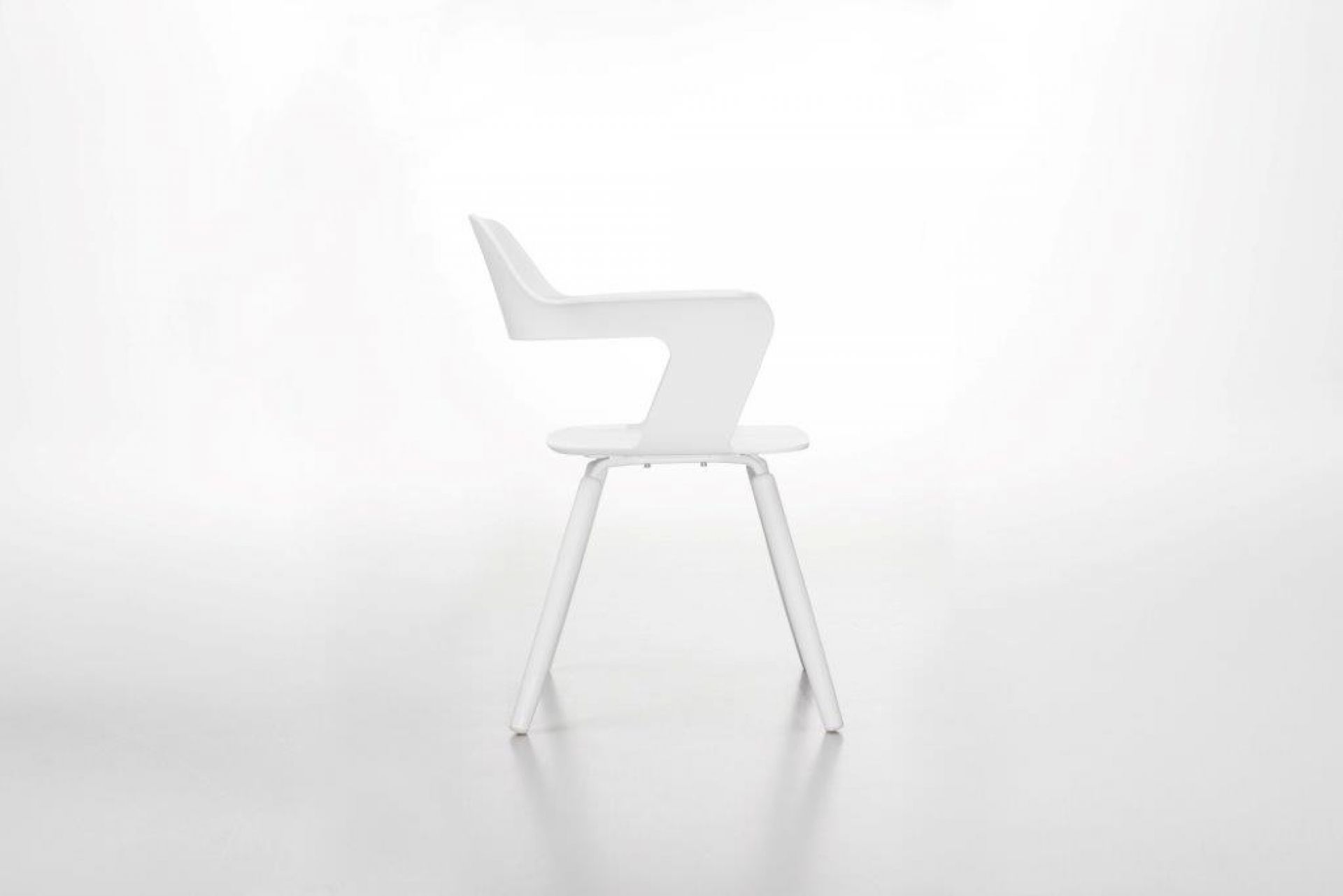 Weißer Muse Chair Stuhl mit Armlehnen, moderner Designerstuhl für Esszimmer und Büro, Seitenansicht.