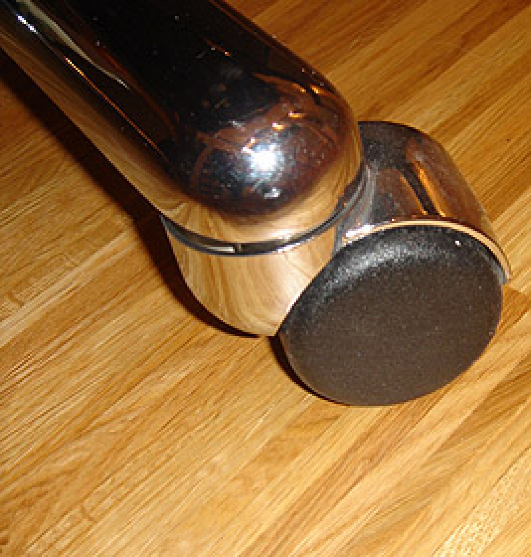 Nahaufnahme: Drehstuhlrolle (Vitra Imago/Persona) auf Holzboden. Bürostuhl-Rolle für Hartböden, Möbelrollen.