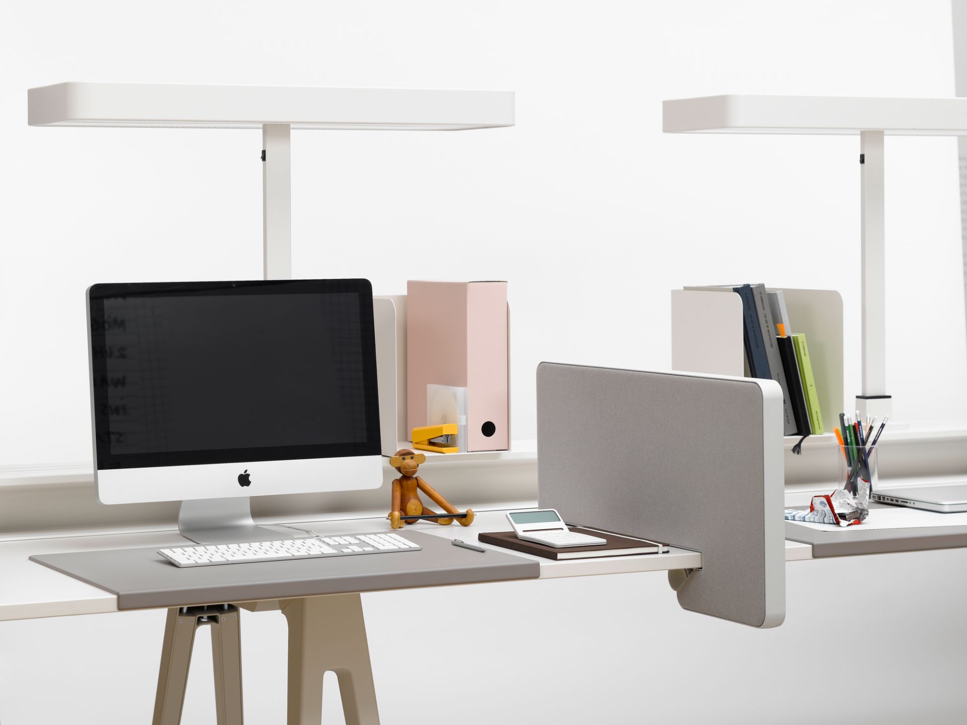 Joyn Schreibtischunterlage von Vitra in Mauve Grau auf einem modernen Schreibtisch mit Computer.