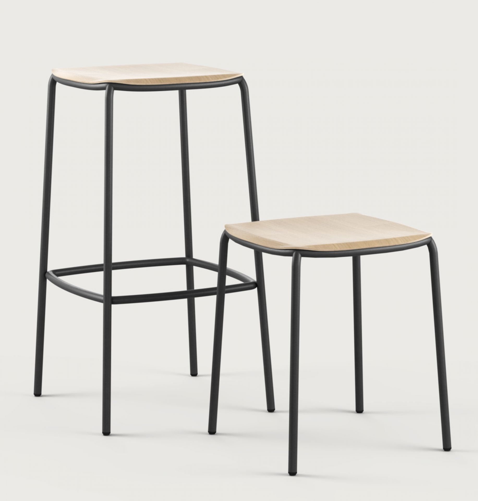 Nate S Barhocker von Brunner: Zwei moderne Barhocker mit Holzsitzen und schwarzem Metallgestell.