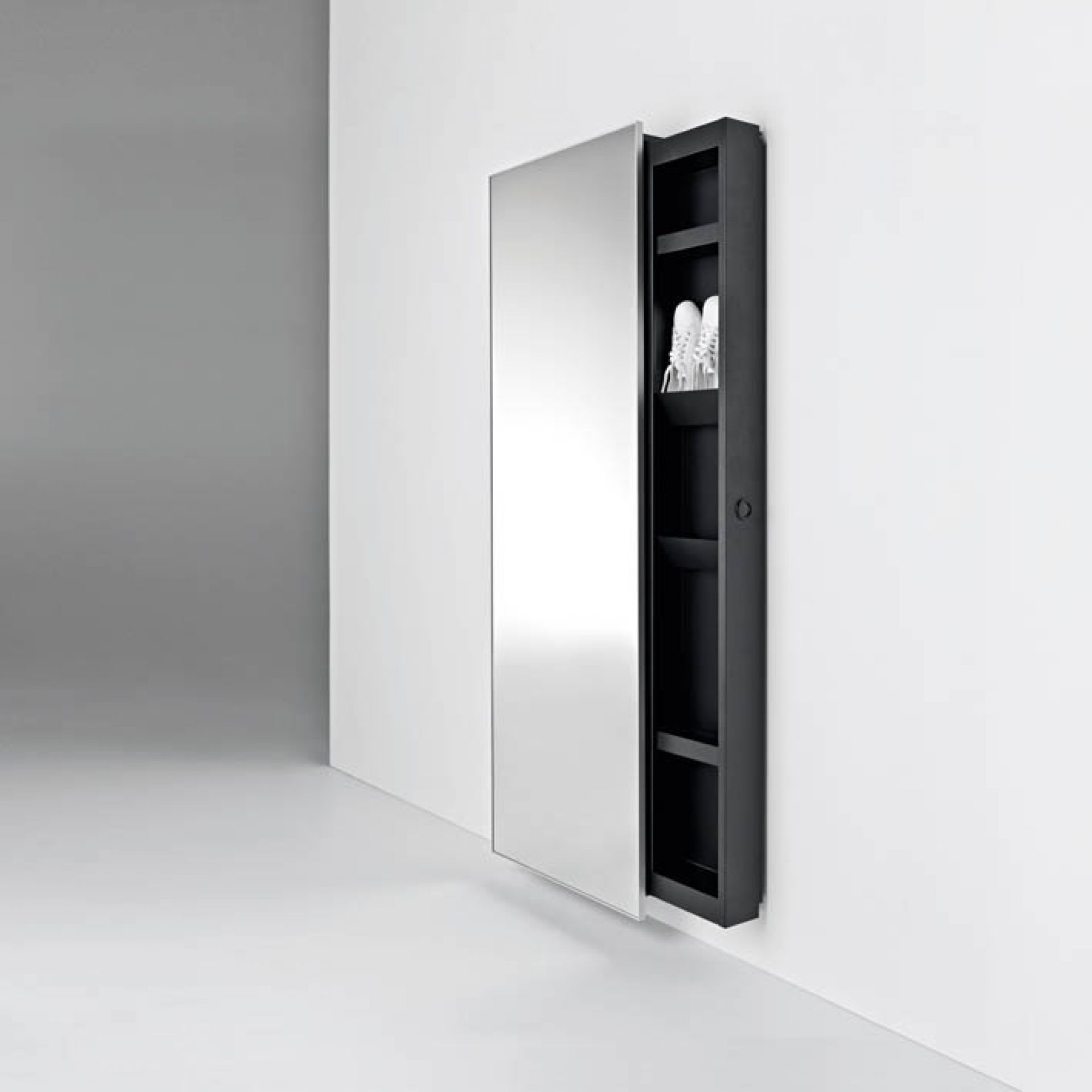 Backstage Spiegelschrank von Casamania Horm: Wandmontierter Spiegel mit integriertem, schwarzem Regal für Schuhe und Accessoires.