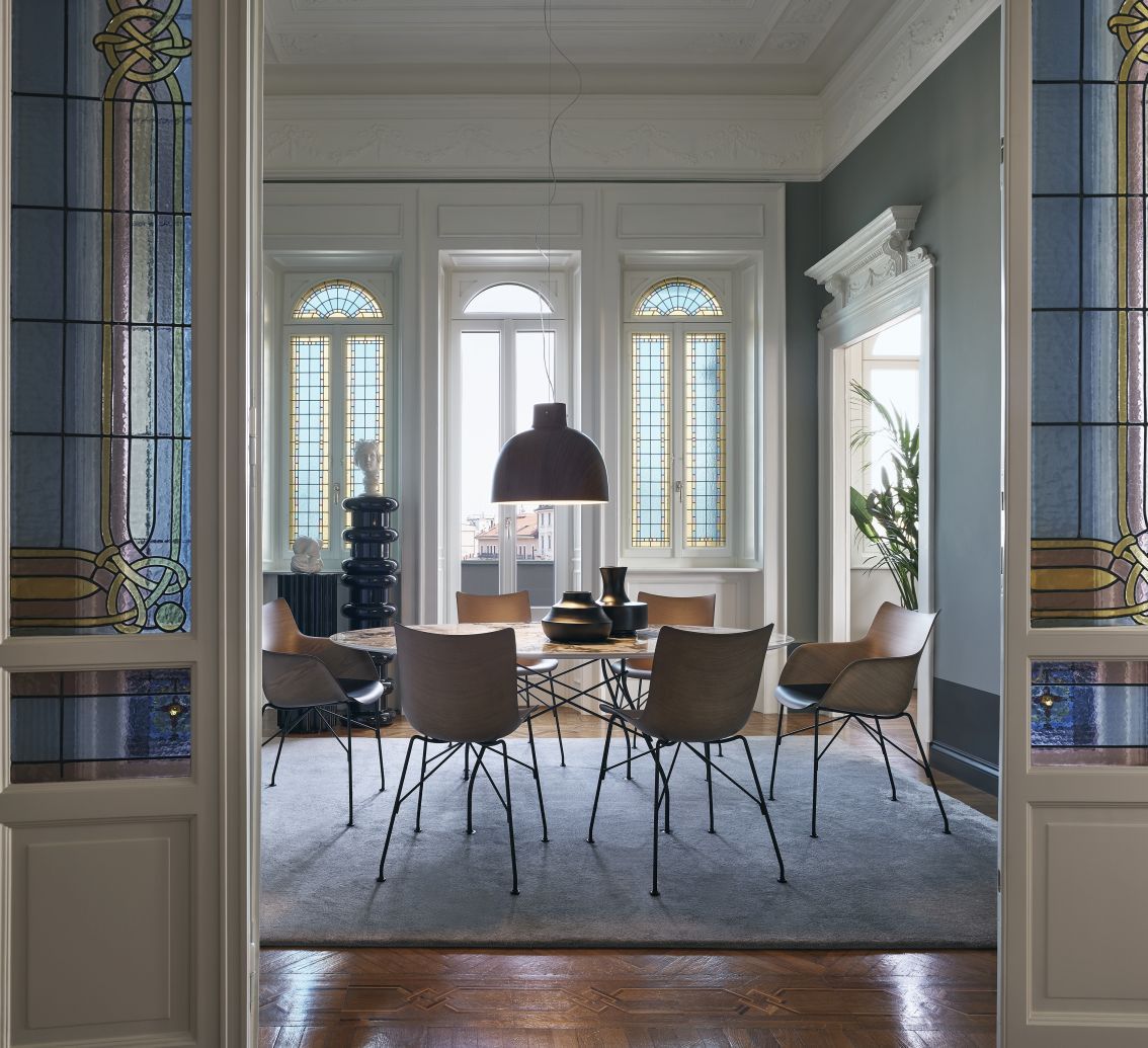 Esszimmer mit modernem Q/WOOD Stuhl von Kartell, Holzoptik und filigranem Metallgestell.