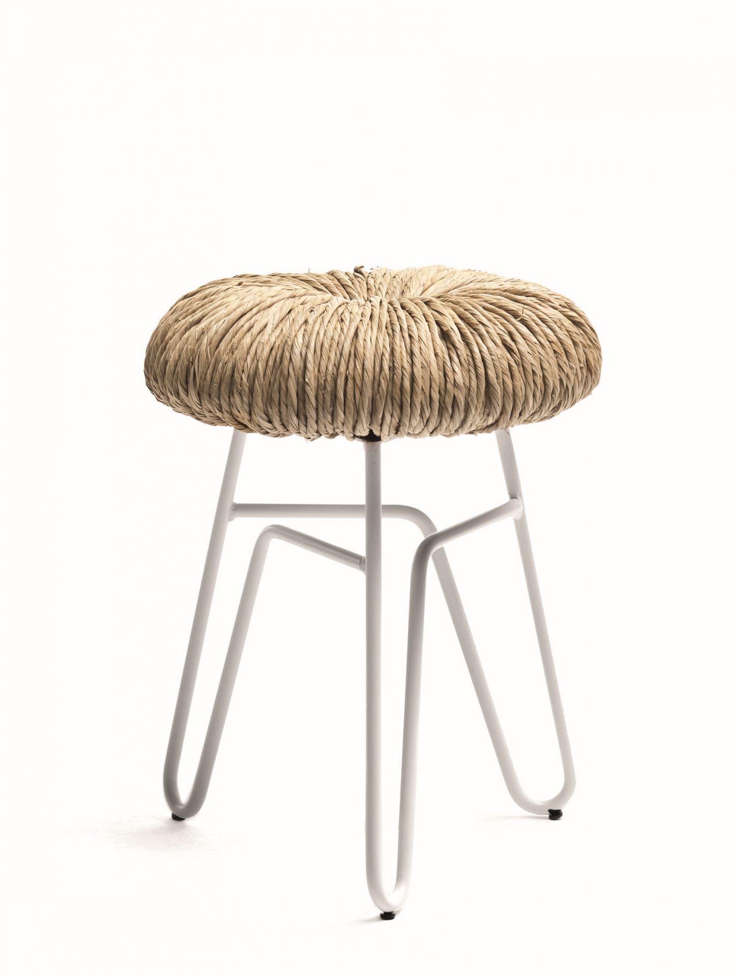 Donut Hocker von Mogg, weiße Metallbeine, Sitzfläche aus geflochtenem Naturmaterial, modernes Möbeldesign.
