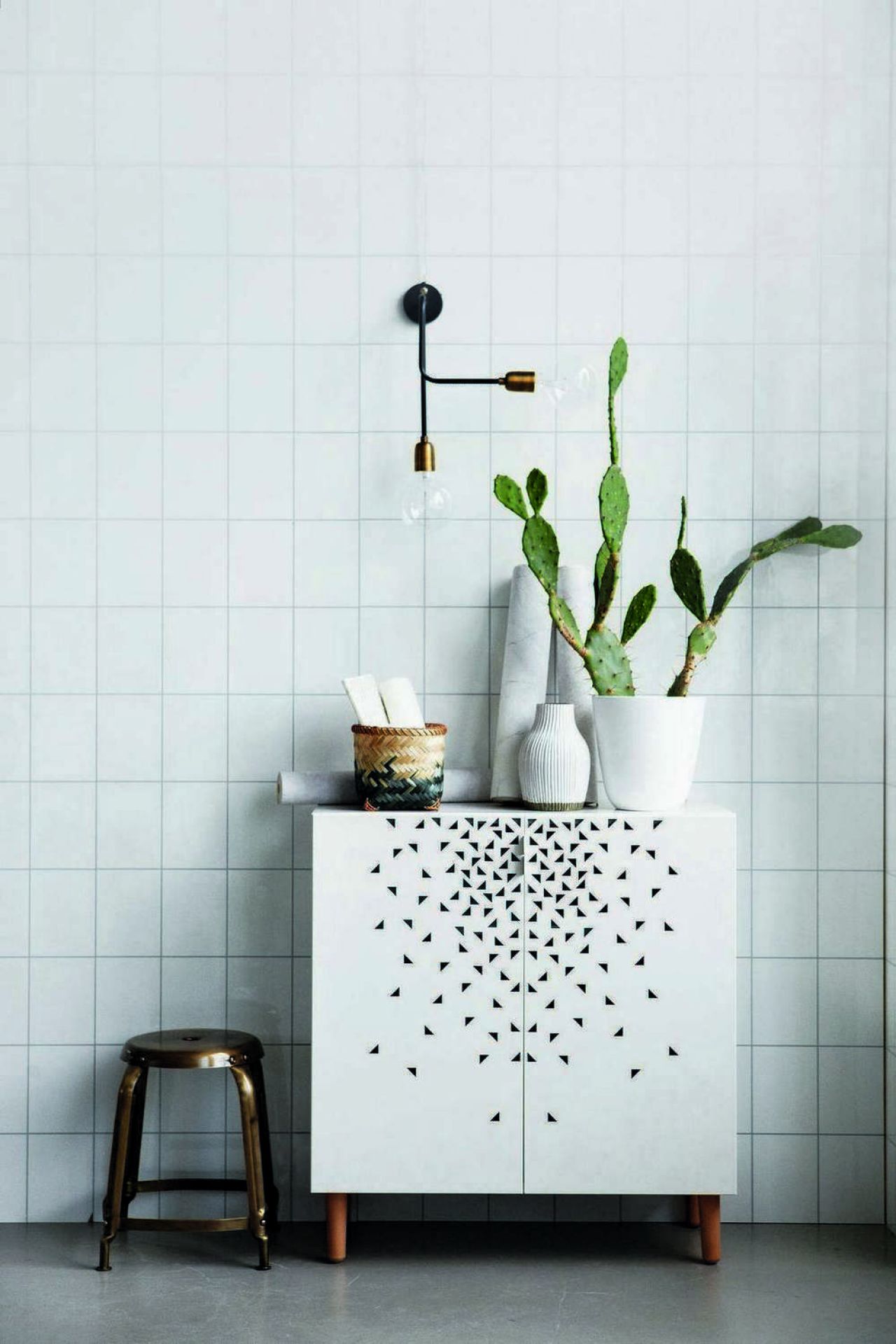 Molecular Wandleuchte von House Doctor über Kommode mit Kaktus und Hocker im modernen Badezimmer.
