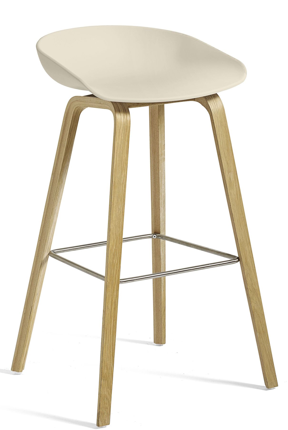 HAY About a Stool AAS32 Barhocker in Creme mit Holzgestell und Fußstütze.