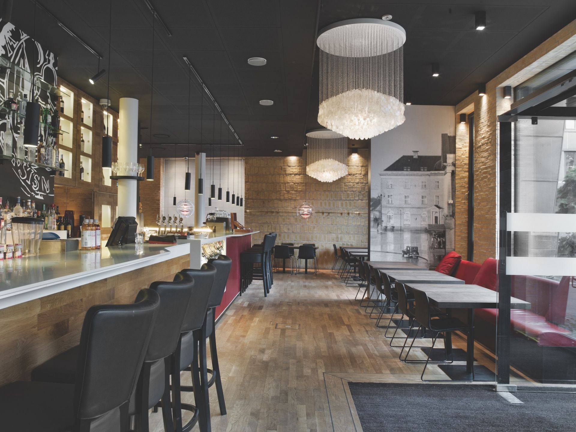 Innenansicht eines Restaurants mit mehreren Verpan Pendelleuchten als dekorative Beleuchtung.