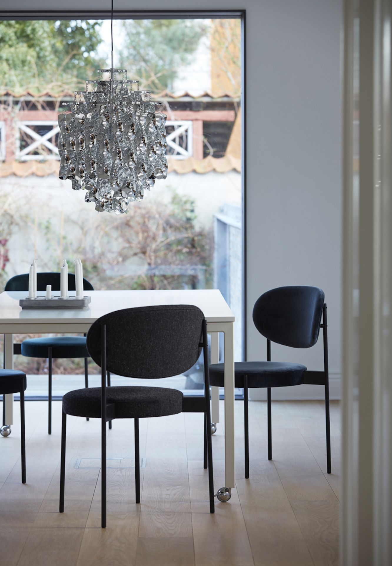 Esszimmer mit Verpan Spiral Pendelleuchte SP01, moderner Design Lampe über einem Esstisch.