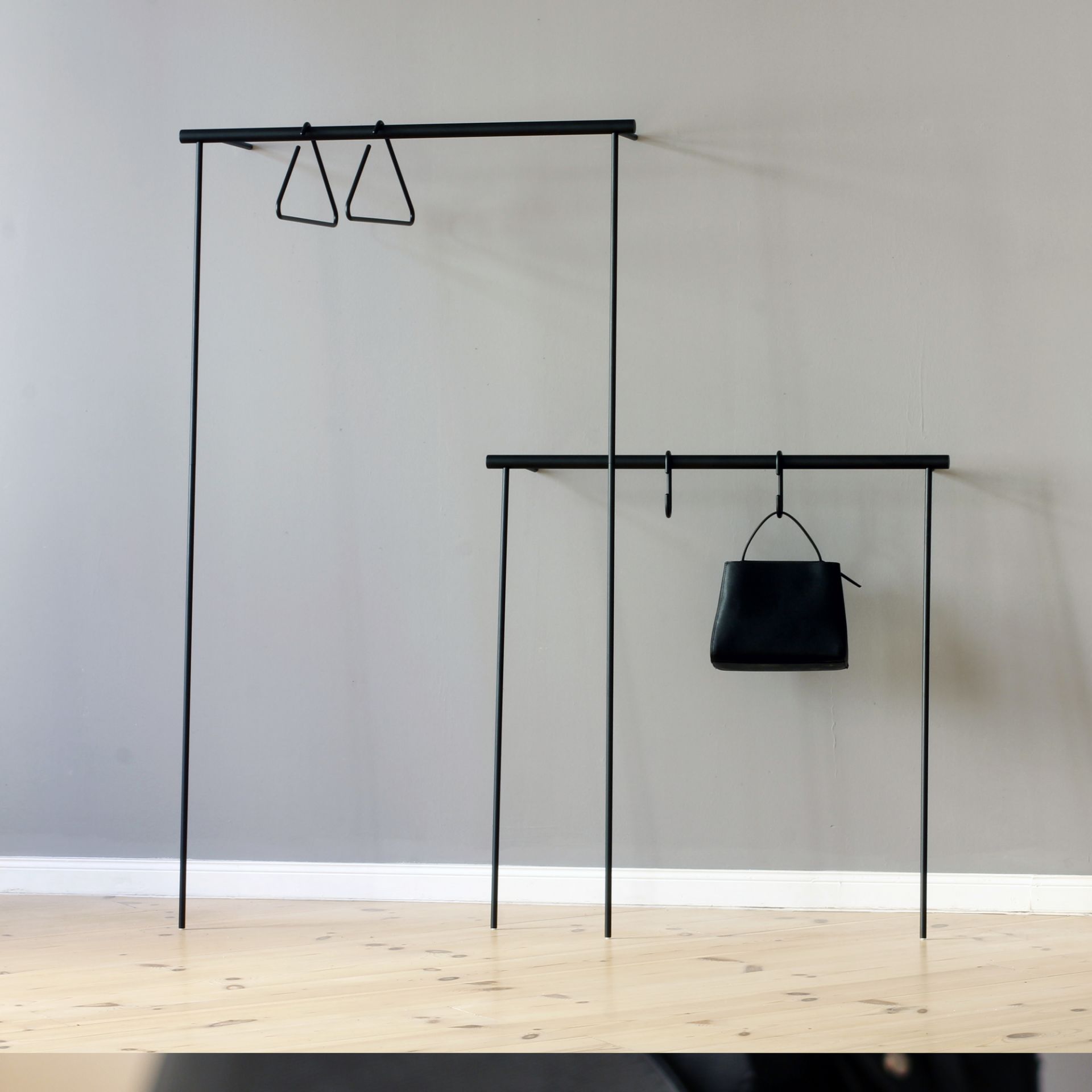 Little Leanon II Stummer Diener von Roomsafari, weiße Säule mit Kleiderbügel und Tasche.