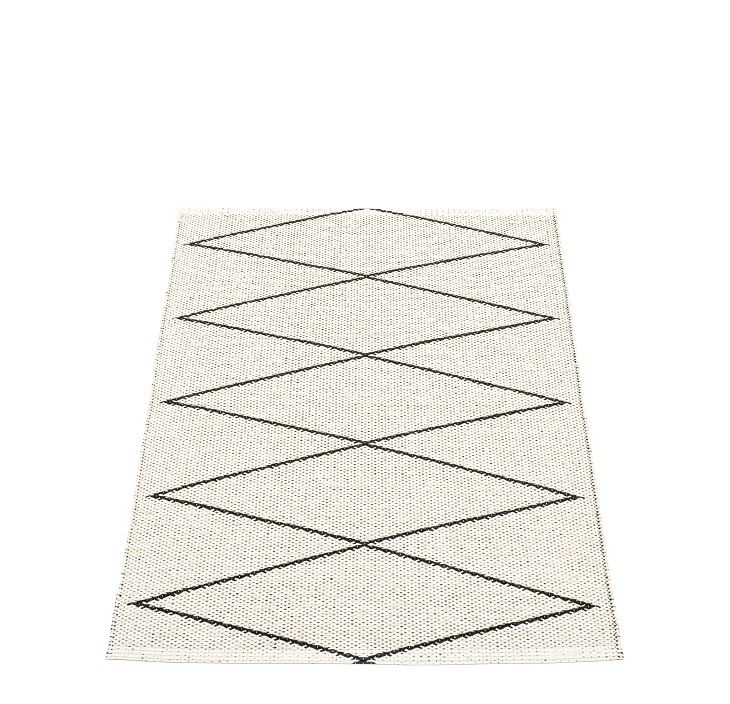 Pappelina Kunststoffteppich Max, 70x100 cm, schwarz-weiß mit grafischem Rautenmuster. Moderner Teppich für Innen und Außen.