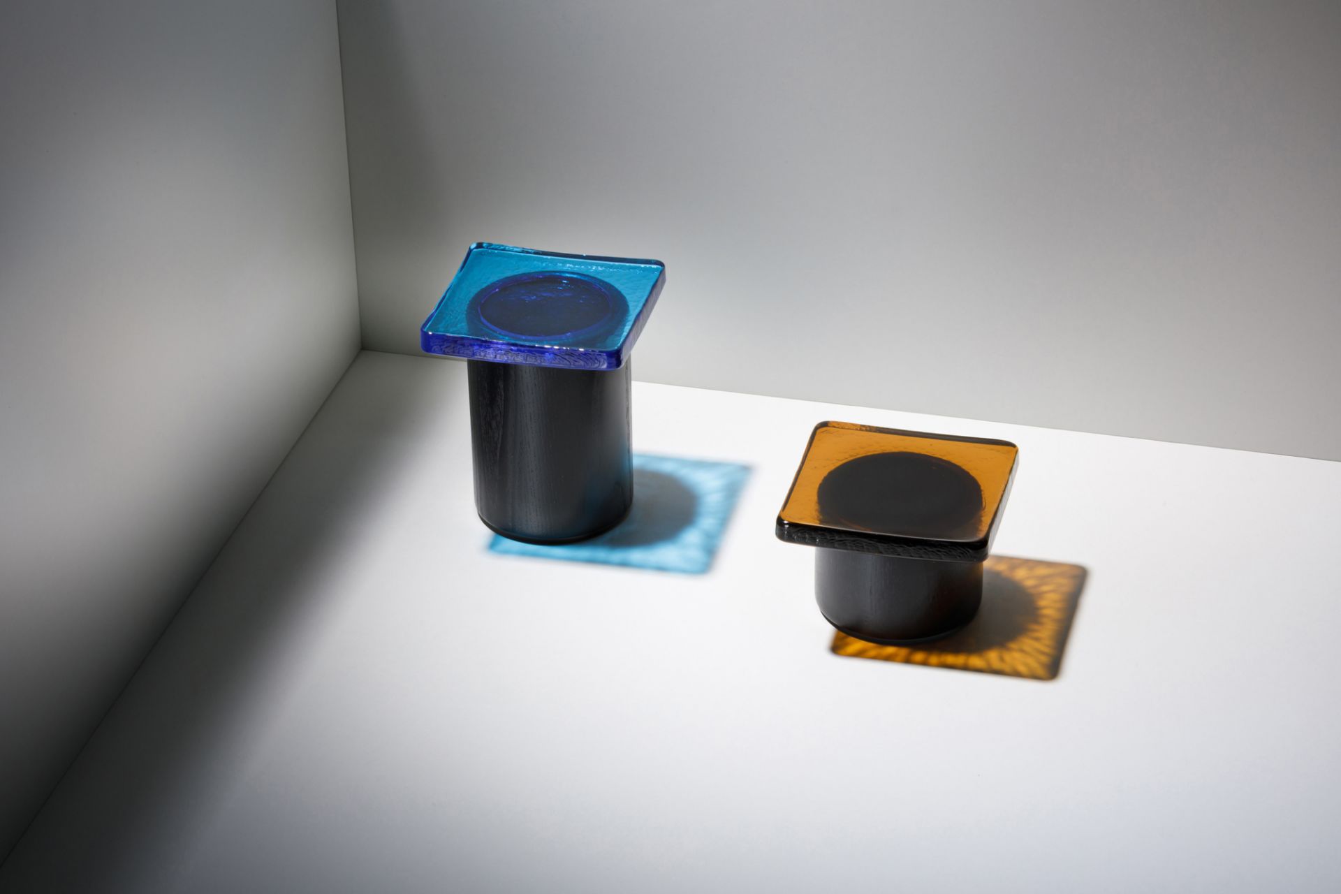 Zwei Pieduccio Schalen mit Deckel in Blau und Orange, moderne Glasobjekte.