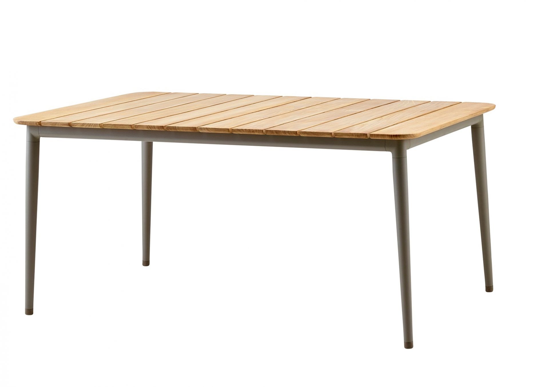 Kleiner, rechteckiger Cane-Line Esstisch "Core Outdoor" mit Teakholz-Tischplatte und taupefarbenem Gestell. Gartentisch für den Außenbereich.