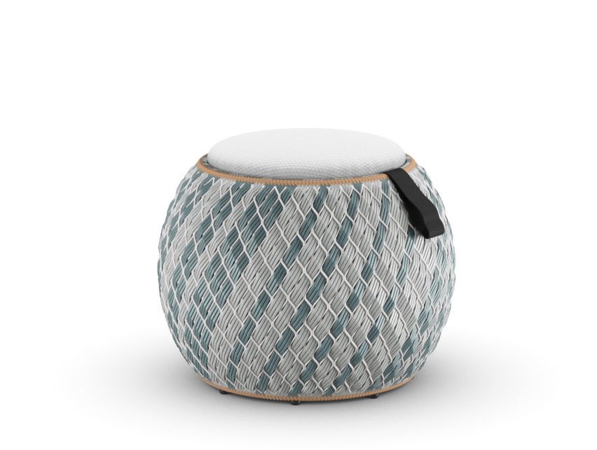 Dala Hocker von Dedon, Ø60cm, mit weißem Sitzkissen und blau-weißem Flechtmuster.