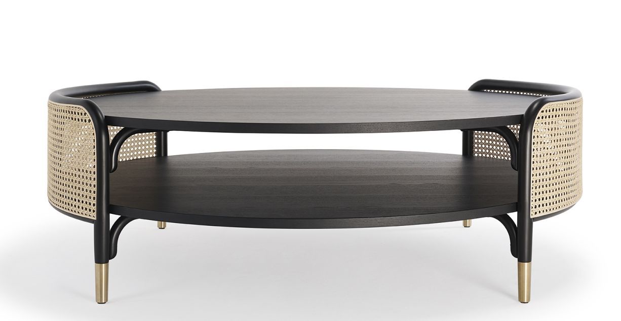 DETOUR Couchtisch: Runder Wohnzimmertisch aus dunklem Holz mit Wiener Geflecht und goldfarbenen Füßen.