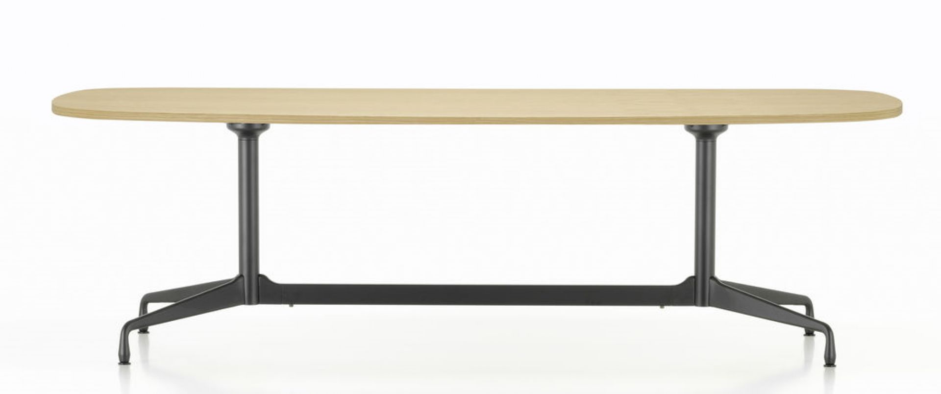 Eames Segmented Table Esstisch Bootsform 220 cm von Vitra mit hellem Holz und schwarzem Gestell.