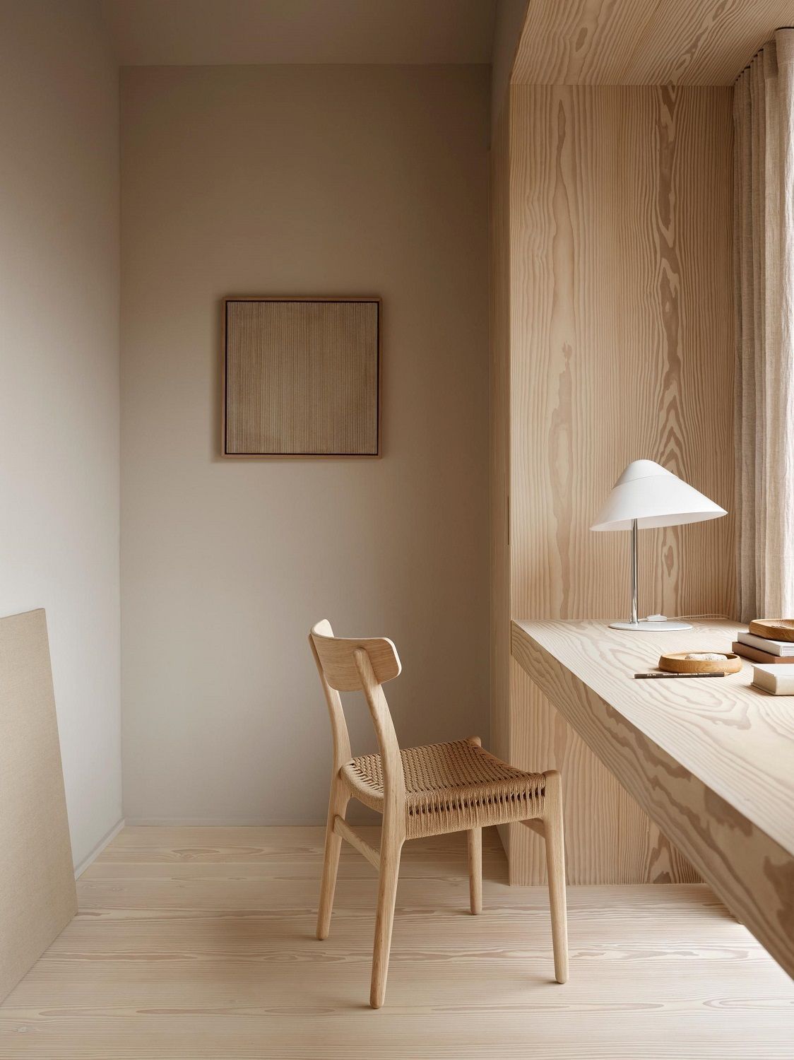 Helle HJW01 Opala Tischleuchte Mini von Carl Hansen & Søn auf einem Holzschreibtisch.