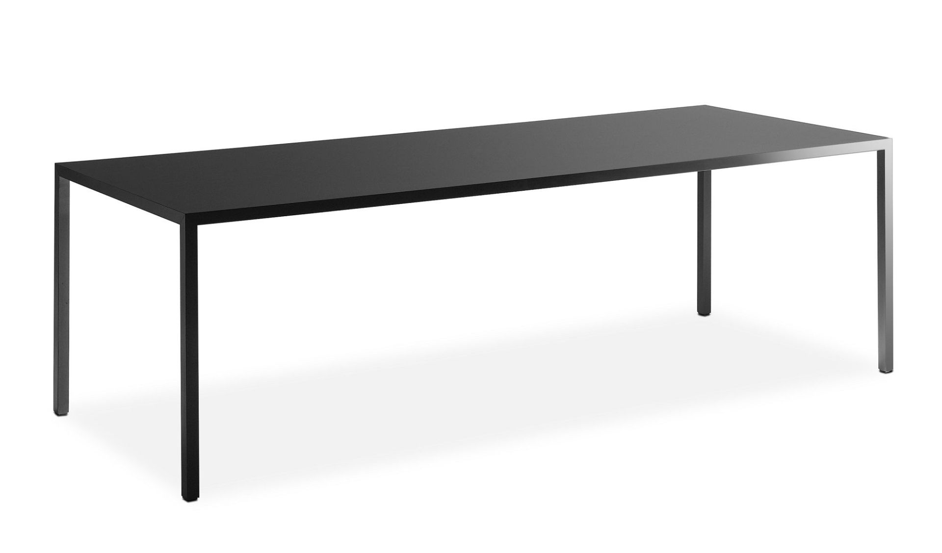 Schwarzer Tense Esstisch von MDF Italia mit minimalistischem Design und rechteckiger Tischplatte auf schlanken Beinen.