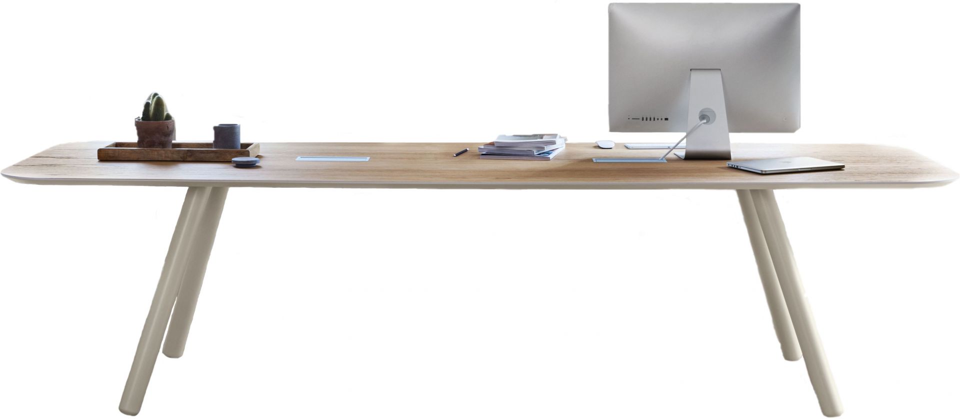 Pixie Tisch mit weißen Beinen von Miniforms, 240 cm breit, mit Schreibtischutensilien.