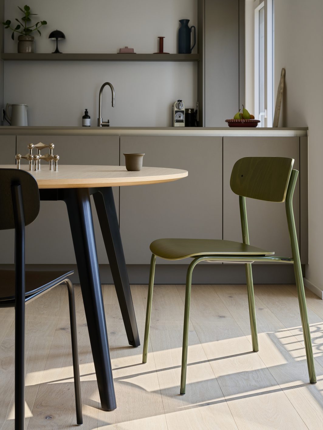 Nahaufnahme eines olivgrünen S 243 Stahlrohrstuhls von Thonet, ein Designklassiker für Esszimmer und Küche.