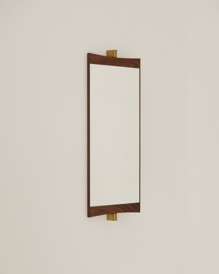 Gubi Vanity Wall Mirror 1: Rechteckiger Wandspiegel mit Holzrahmen und goldenen Details.