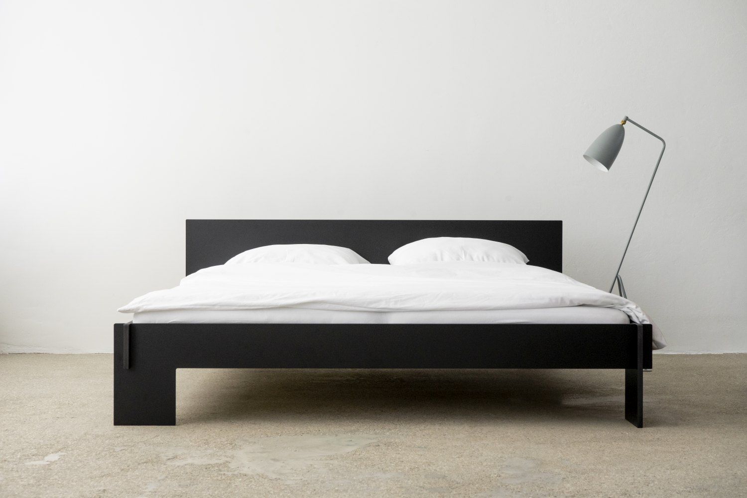 Schwarzes Siebenschläfer Bett von Moormann mit Kopfteil, B 180 x L 200 cm, minimalistisches Design.
