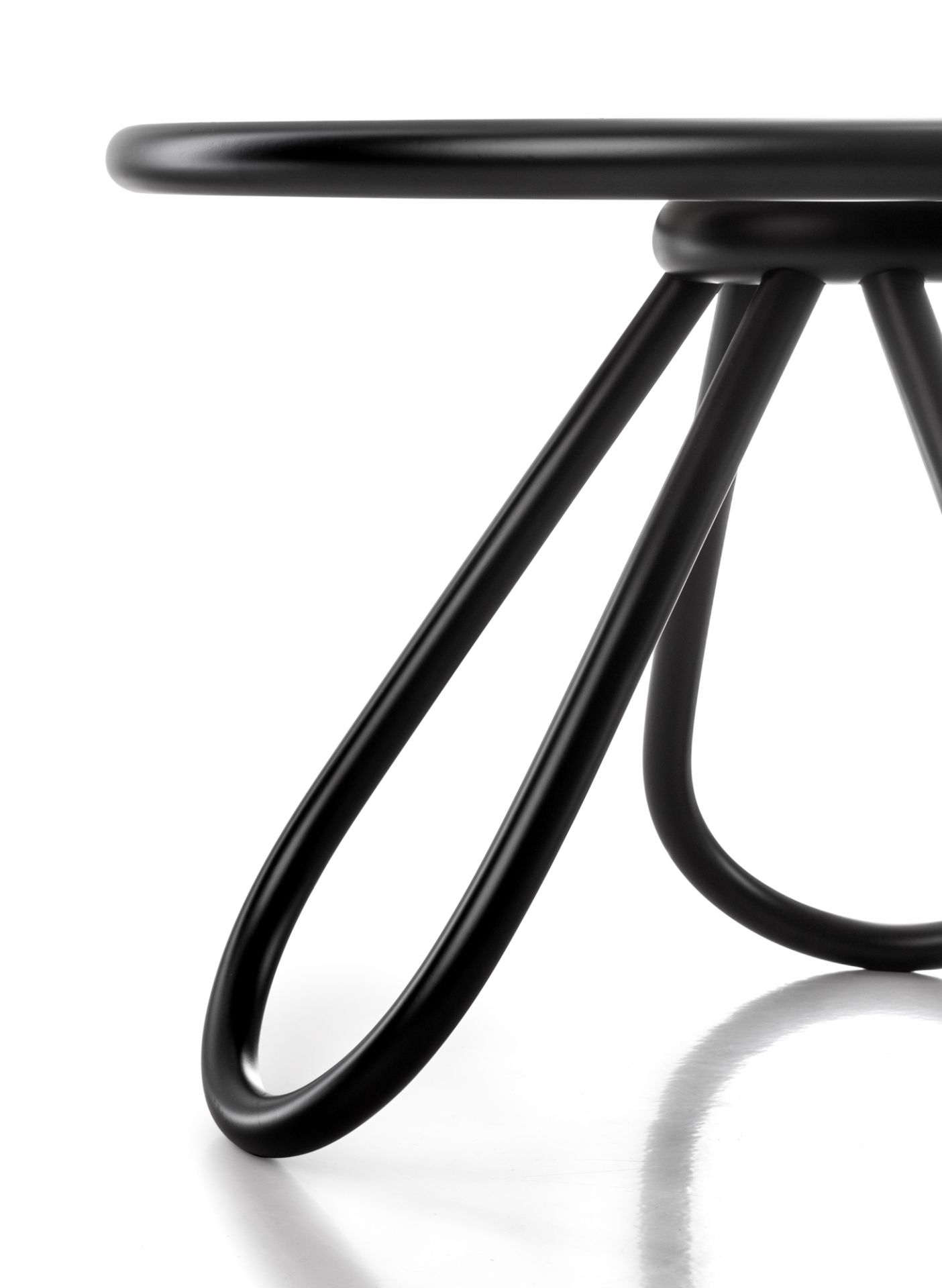 Detailaufnahme des Arch Couchtischs von Wiener GTV Design, lackiert in Schwarz, modernes Design.
