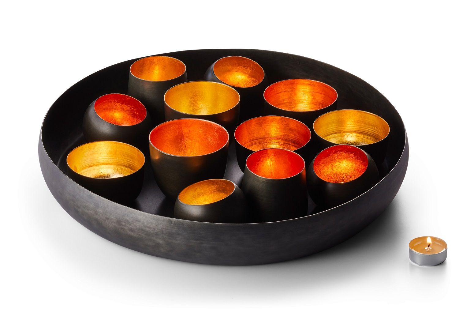 Philippi Santa Lucia Tablett mit 12 Teelichthaltern aus Stahl, schwarz und goldfarben. Dekorative Beleuchtung.