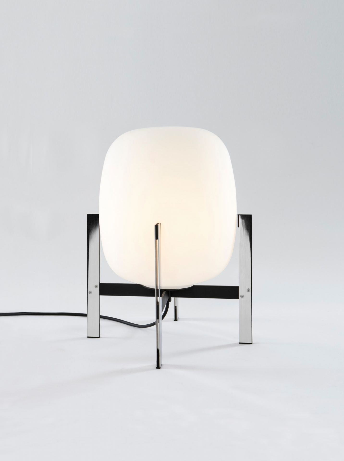 Cesta Metálica Tischleuchte von Santa & Cole: Moderne Tischlampe mit diffusem Licht und Metallgestell.