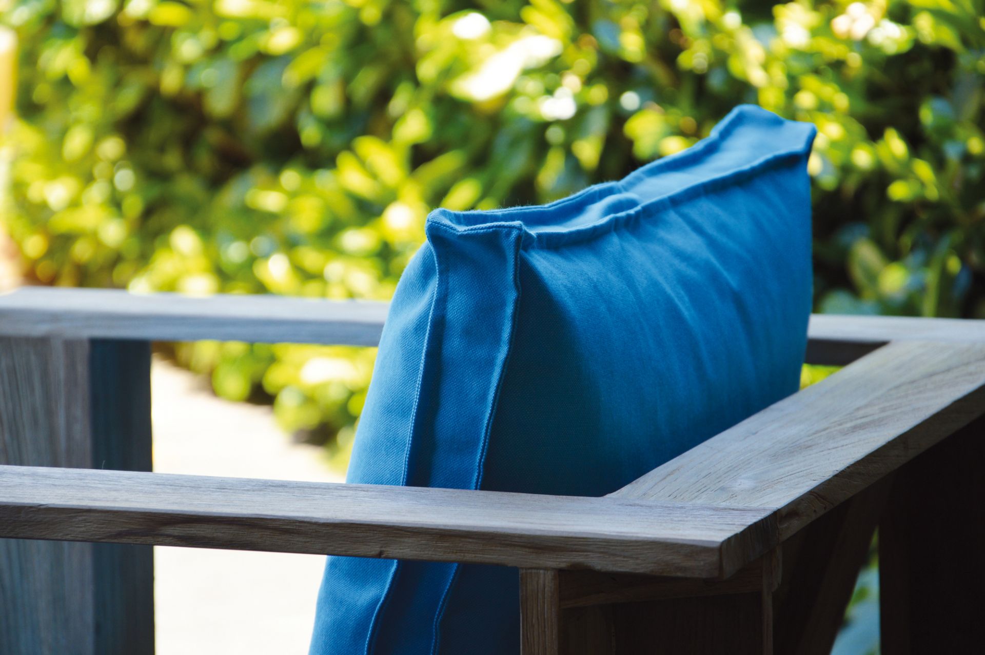 Marineblaue Batten Auflage von Jan Kurtz auf einem Loungesessel aus Holz.