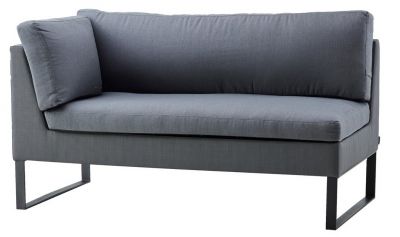 Graues Cane-Line Flex Outdoor Sofa, 2-Sitzer, rechte Ausführung. Moderne Gartenmöbel für Terrasse und Balkon.