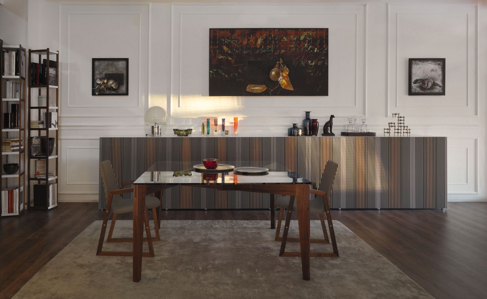 Carlos Anrichte von Casamania Horm: Moderne Anrichte in Weiß mit fünf Türen im Esszimmer.