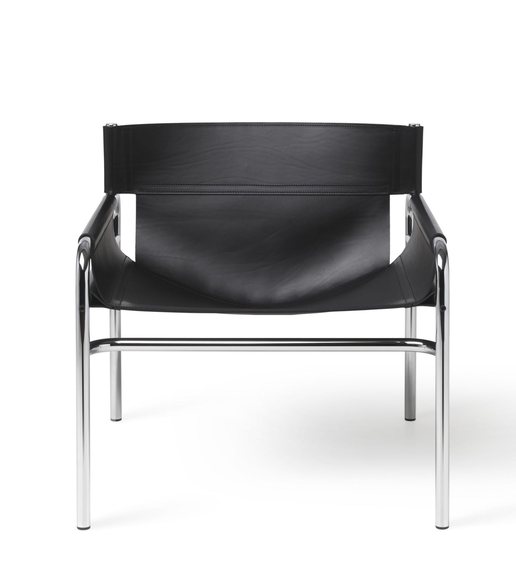 SZ 14 Sessel Spectrum: Frontansicht des schwarzen Ledersessels mit verchromtem Stahlrohrgestell auf weißem Hintergrund.