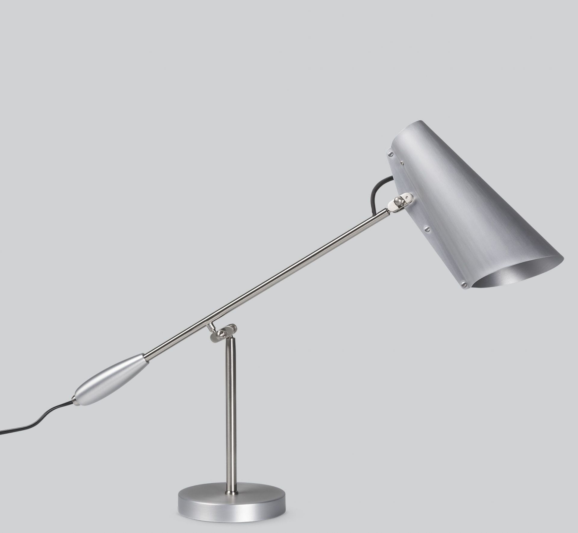 Silberne Birdy Tischleuchte, skandinavisches Design, verstellbarer Arm, modernes Licht für Schreibtisch oder Nachttisch.