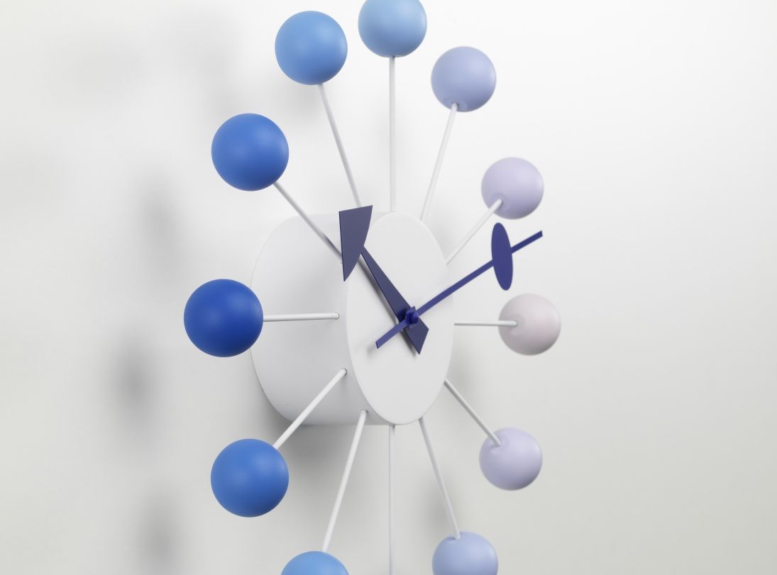 Ball Clock Wanduhr "Dawn" Limited Edition von Vitra mit blauen und lila Kugeln.