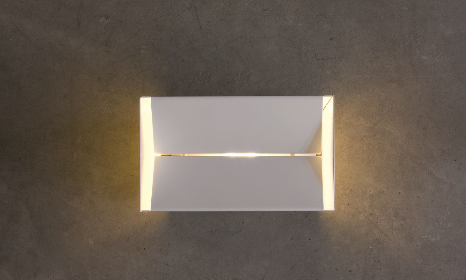 Linea1 Tischleuchte von Müller Möbelwerkstätten, weiße Designerlampe mit indirektem Licht, moderne Beleuchtung für Wohnzimmer.